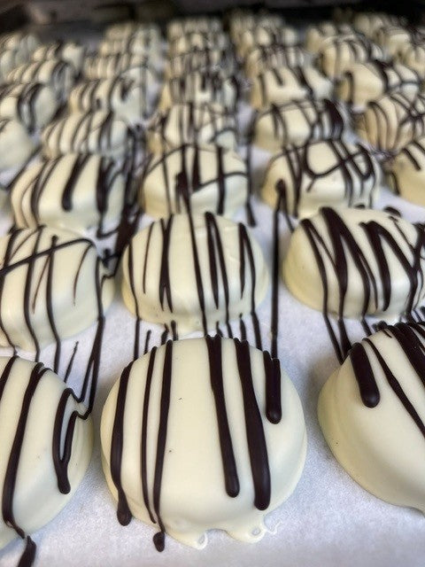 8pc Pre Packaged Assorted Chocolate Covered Oreos